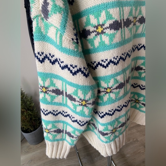 🔖 AMERICAN EAGLE Nordic Pinwheel Floral Fair Isle Turtleneck Sweater Green Blue - Picture 5 of 7